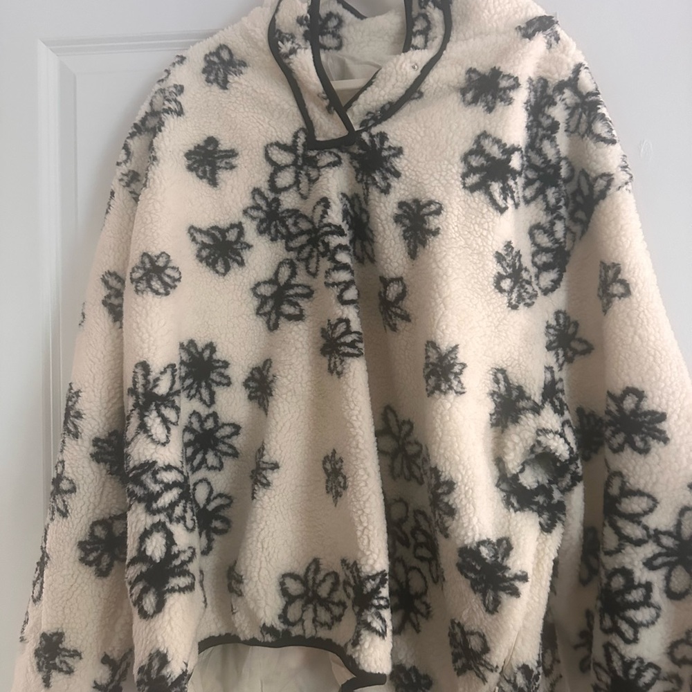 PARKE Fleece NWOT - Floral Patterned Cream and Black